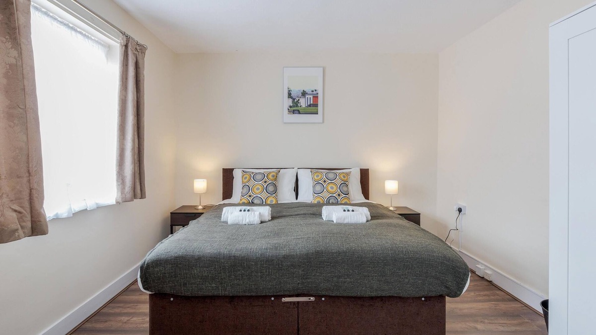 Barking House | House near Barking station, 30 mins to London. Parking paid. Close to amenities.