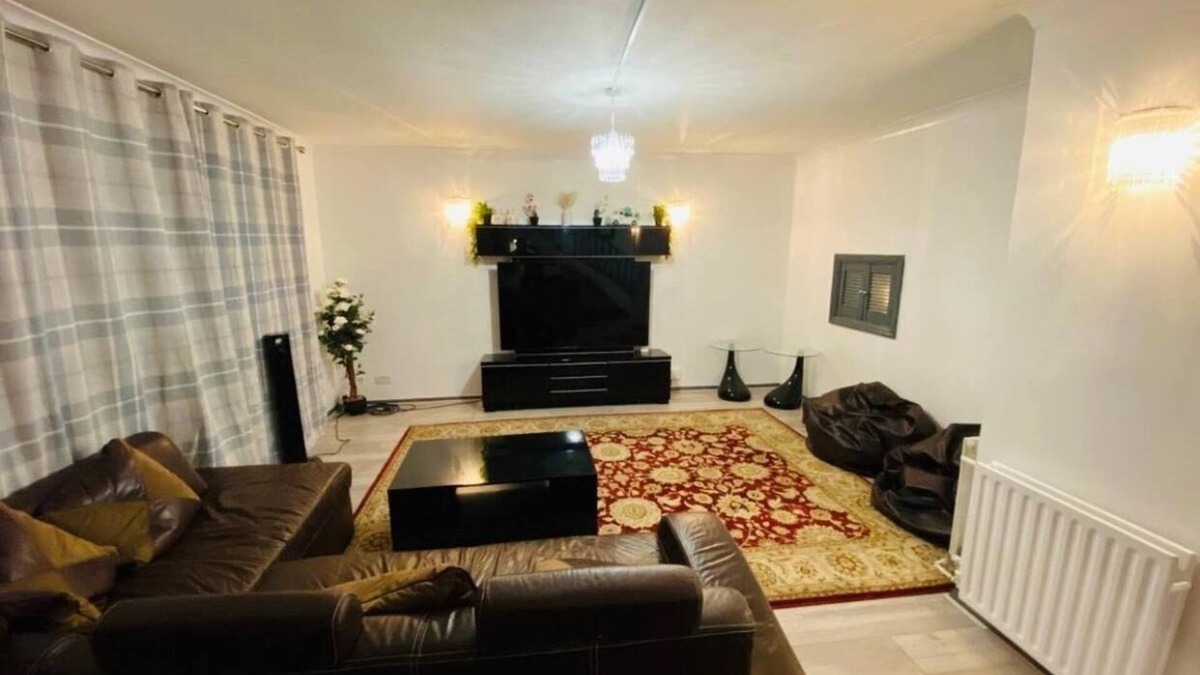 Aldershot House | House near Surrey hills