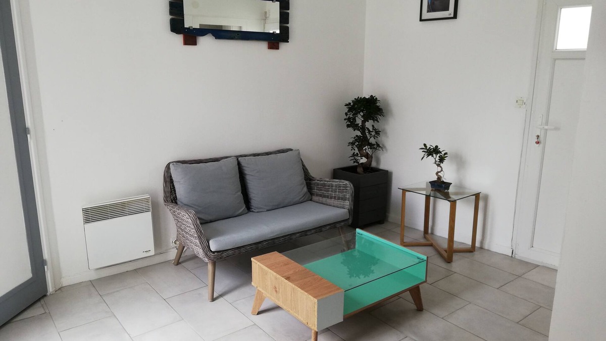La Rochelle House | House near town center