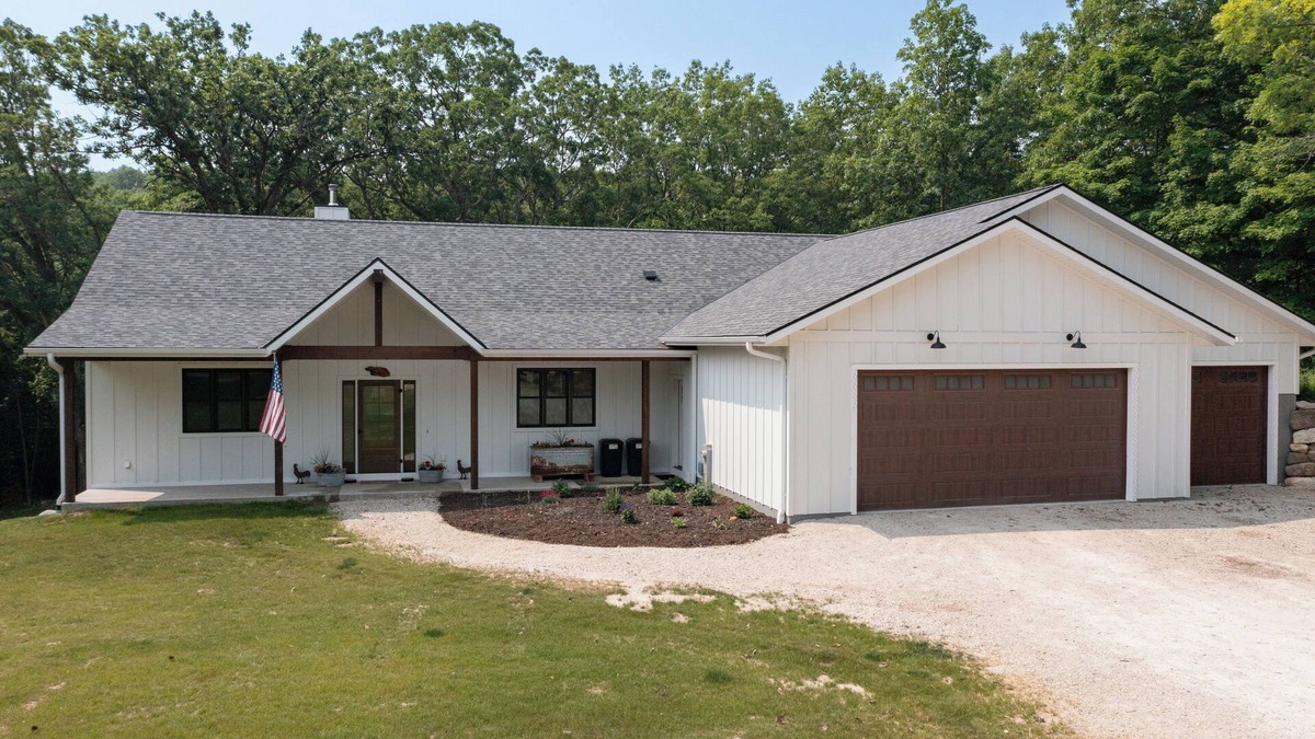 Plymouth House | House Neighboring Road America and the Mullet River