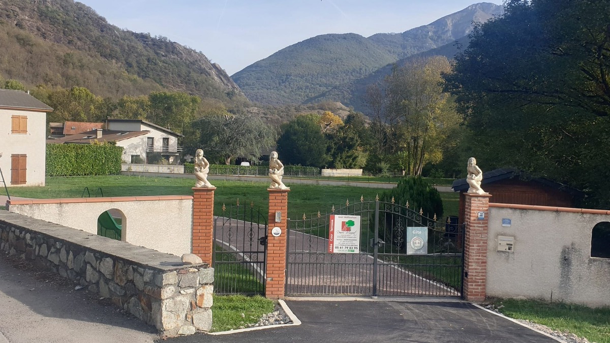 Cierp-Gaud House | House of 100 m2 on a 2500 m2 fenced