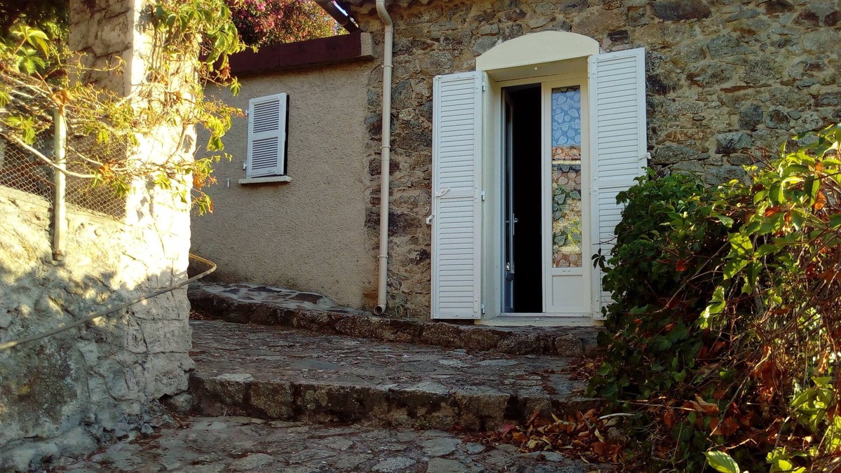 Urtaca House | house of 100 m2 with a large stone terrace