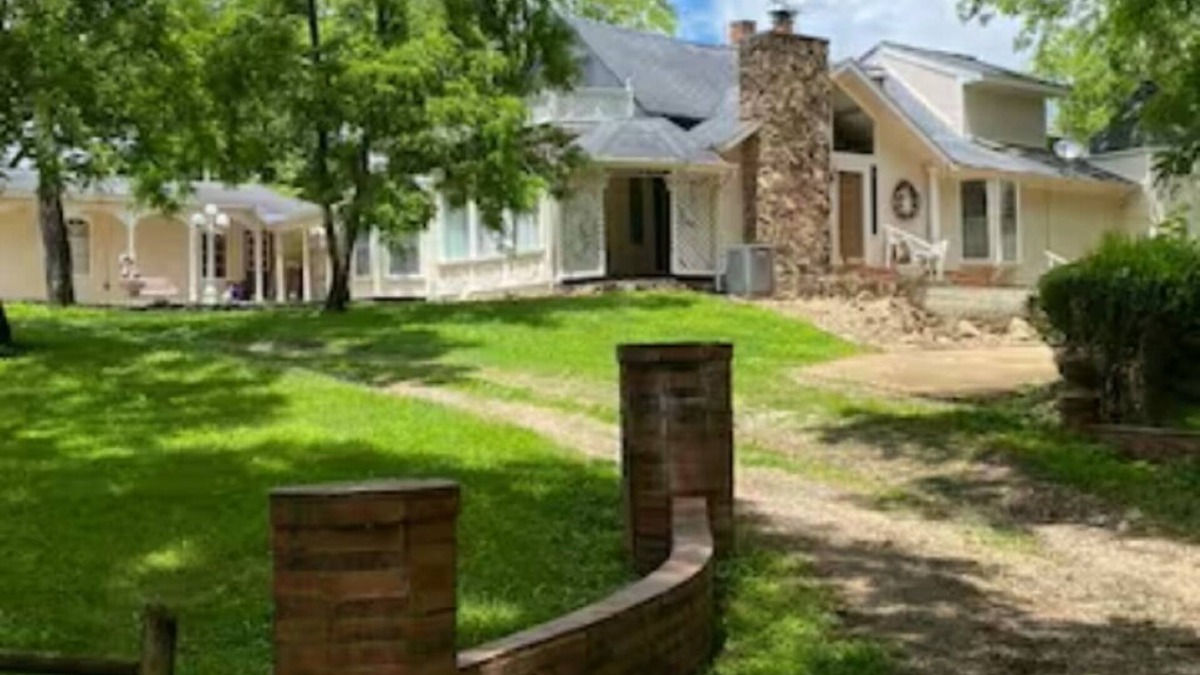 Goodson House | HOUSE OF JOY, A spacious home close to Pom de Terre Lake and Lake of the Ozarks