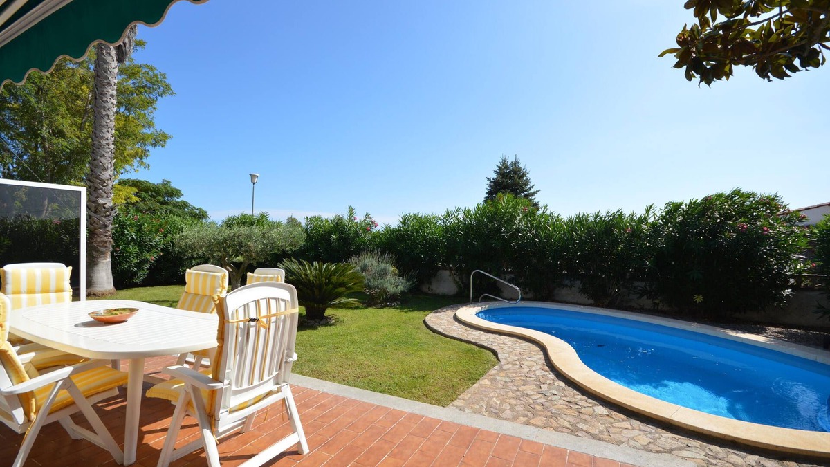 Bon Relax Ski Chalet | House Olot 68 - A/C, WiFi, garden, private pool, quiet area.