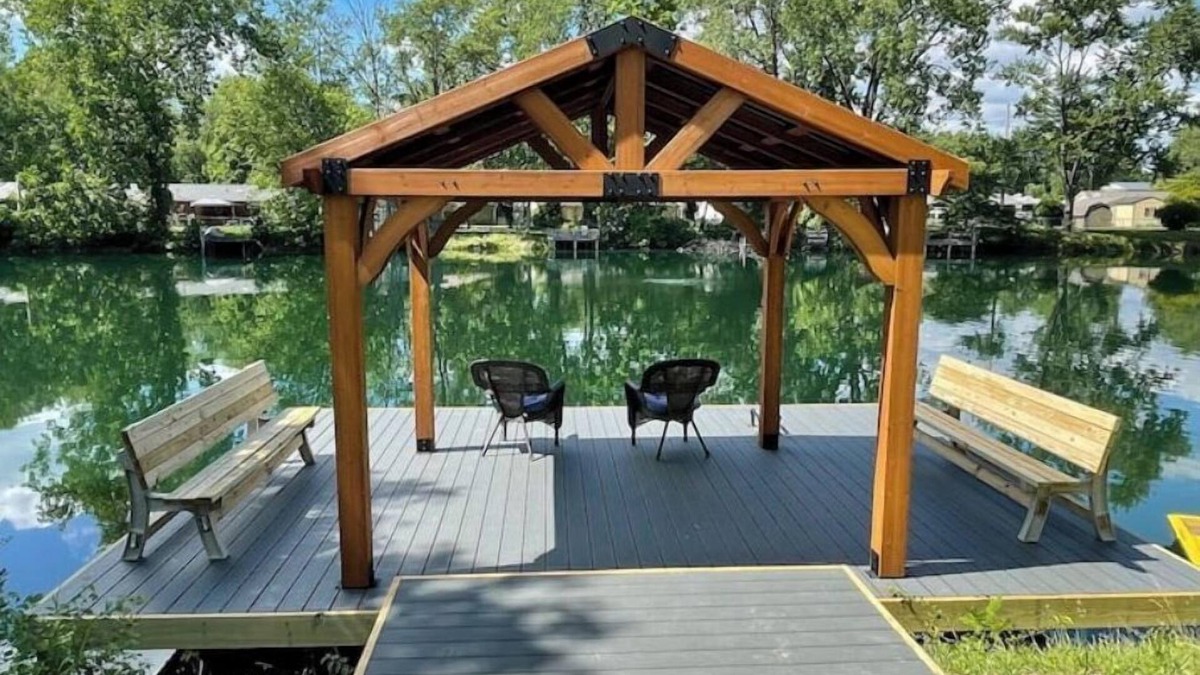 Greenwood House | House on 7 acre lake. Newly Renovated 3 Bed 2 Bath