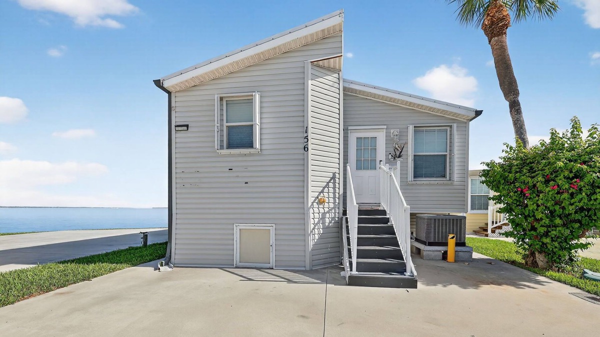 Nettles Island House | House on Seawall in Jensen Beach