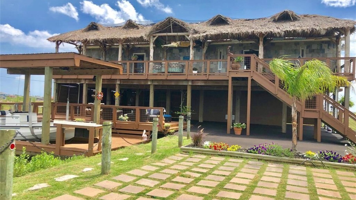 Hitchcock House | House on the bay. Fishing, crabbing, boating, kayaking close to Galveston.