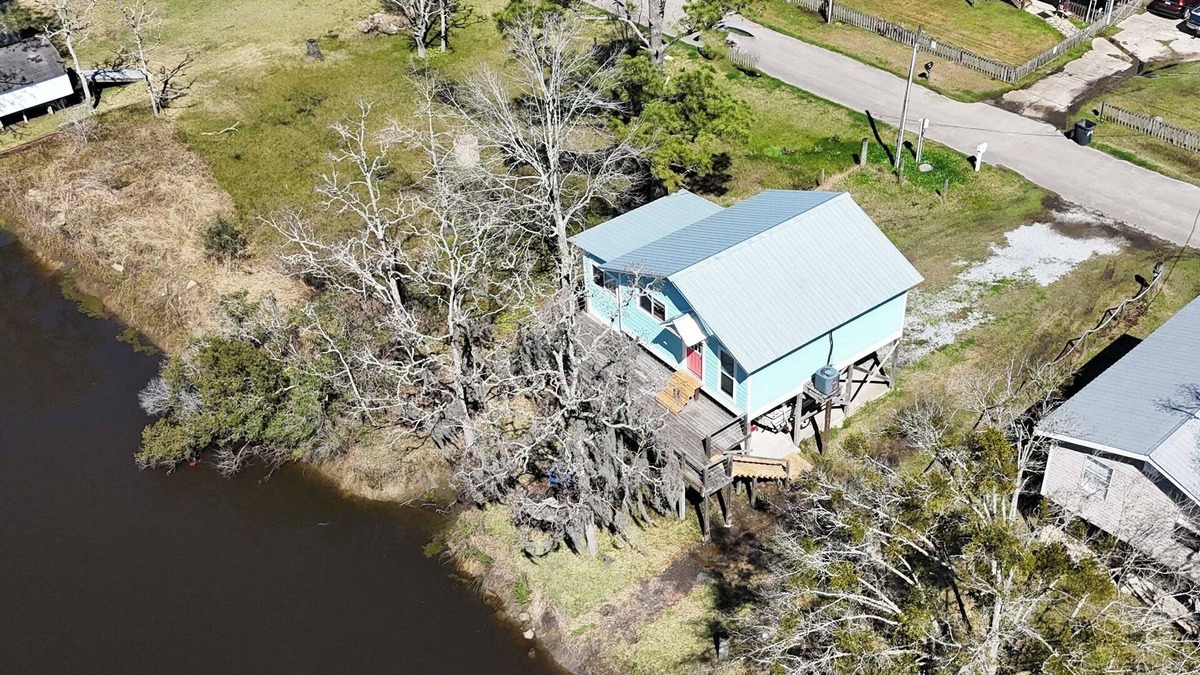 Shoreline Park House | House on the Bayou. Bring your boat and relax!
