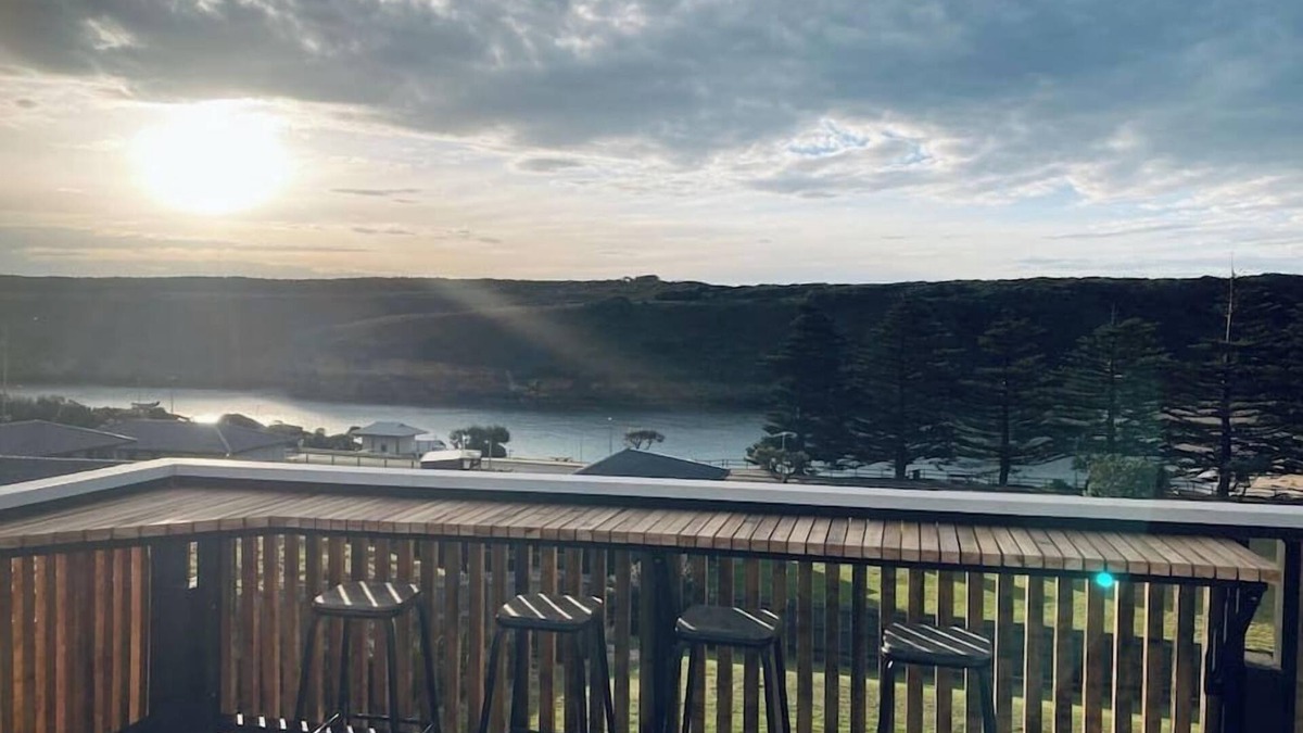 Port Campbell House | House on the hill with Spectacular Port Bay Views