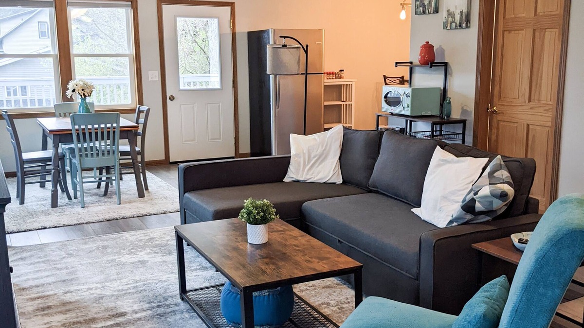 McGregor House | House on the Hill within walking distance of shopping and marina!