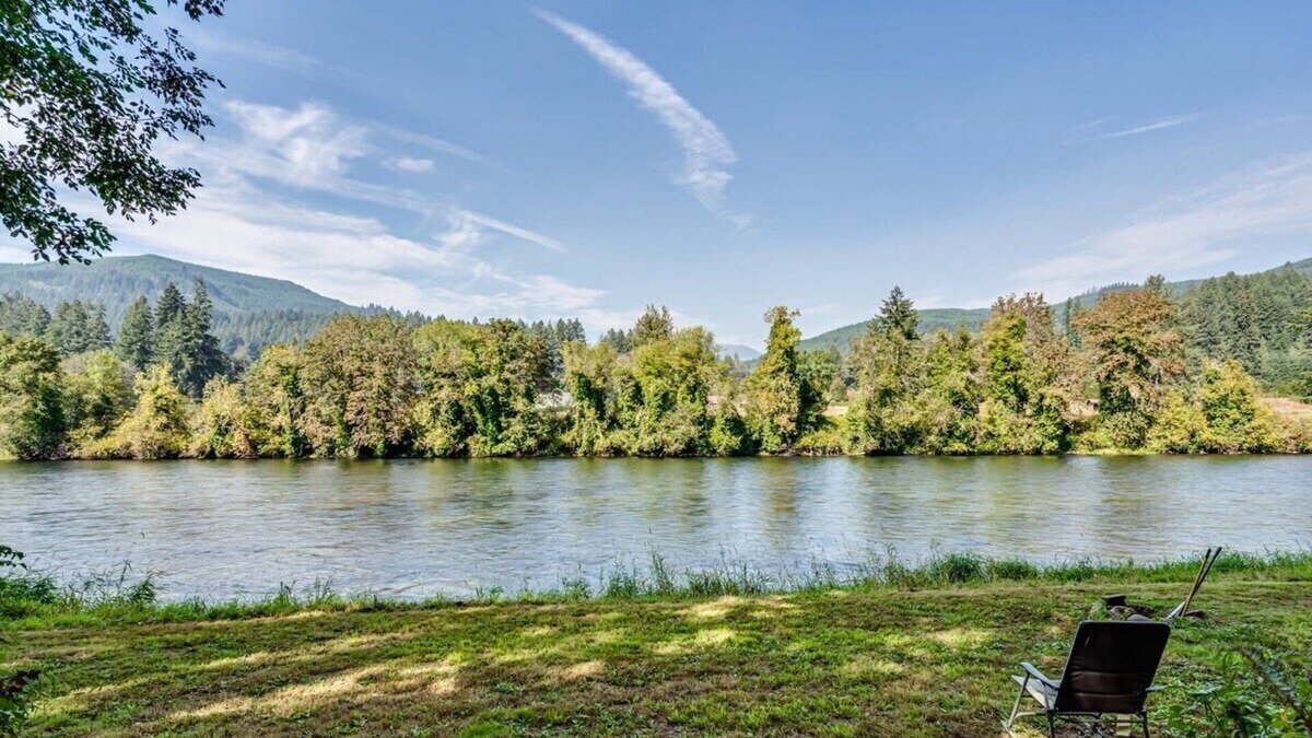 Leaburg House | House on the River. It doesn't get any better