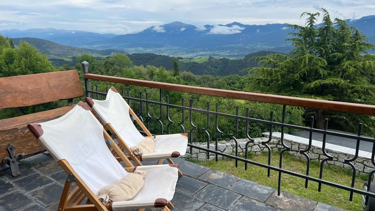 Lles House | House overlooking the Cadí-Moixeró massif, traditional from the 70s with magical