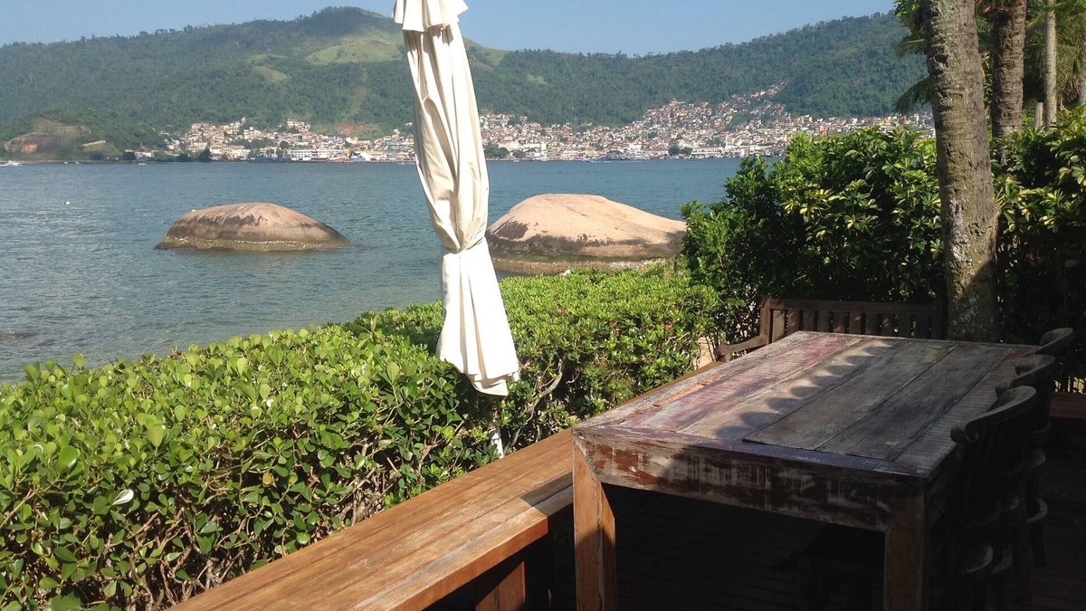 Marinas House | House right on the beach in a gated community near the center of Angra.