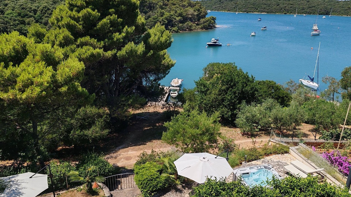 Banjole Apartment | House Rina apartments directly by the sea with whirlpool in a beautiful garden