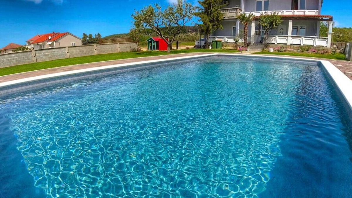 Ljubac Ski Chalet | House Rose - three bedroom house with outdoor pool