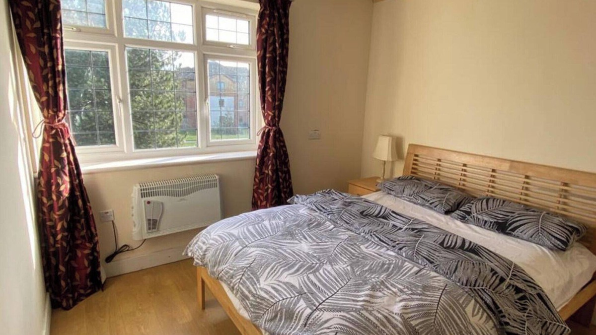 High Wycombe House | House - Sleeps 2 - Patio - Parking