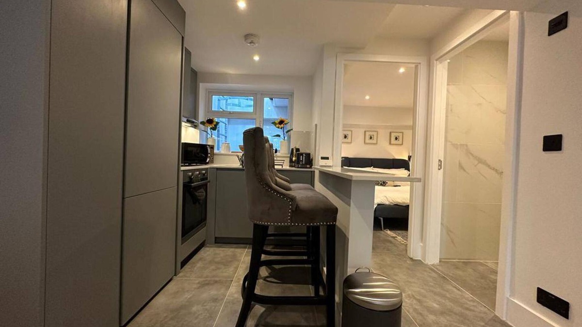 Brondesbury House | House - Sleeps 4 & Free Parking