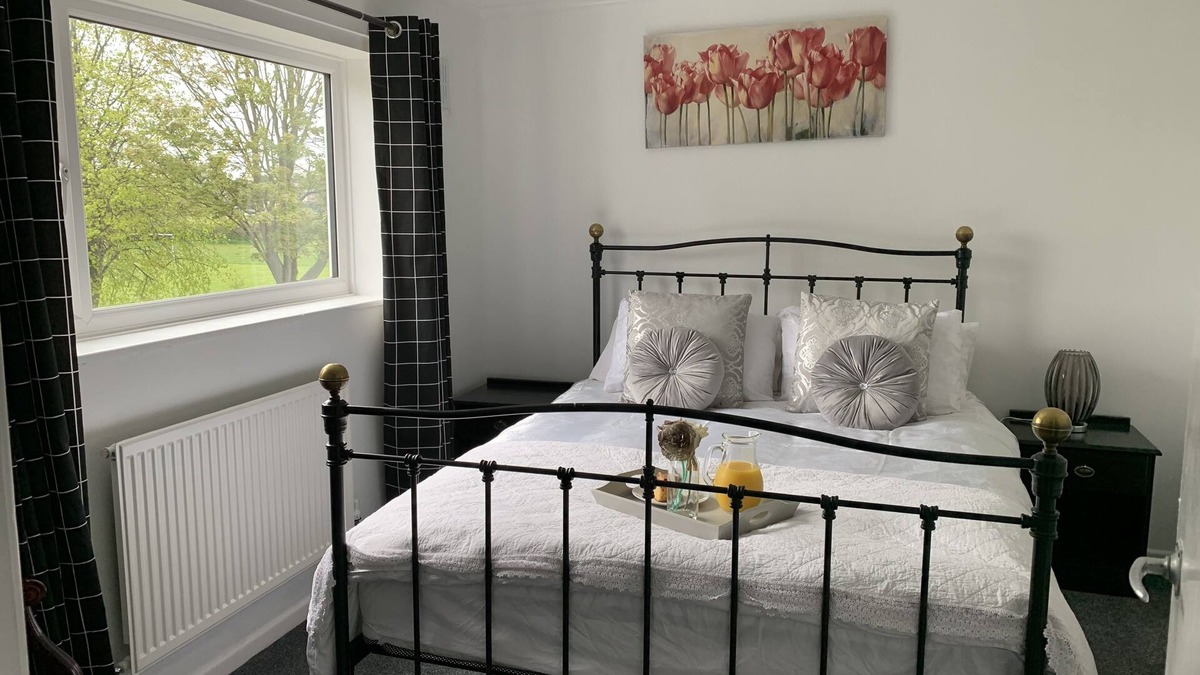 Gorleston-on-Sea House | House - Sleeps 5, parking & private garden