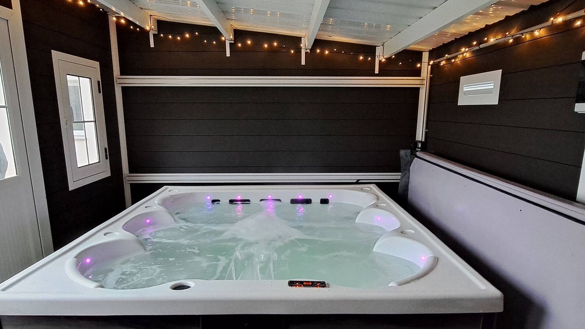 Conteville House | House sleeps 6 with jacuzzi, La Béroline, pets allowed.