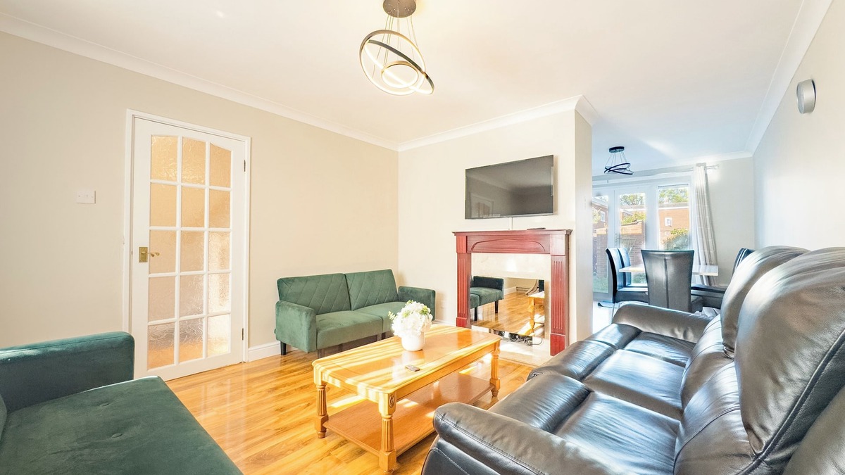 Basildon House | House - sleeps 7, private garden & parking