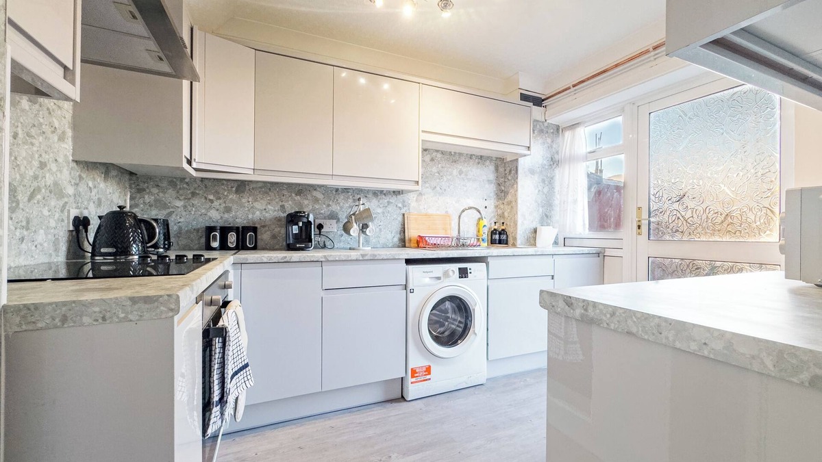 Basildon House | House - Sleeps 7, Private Garden & Parking