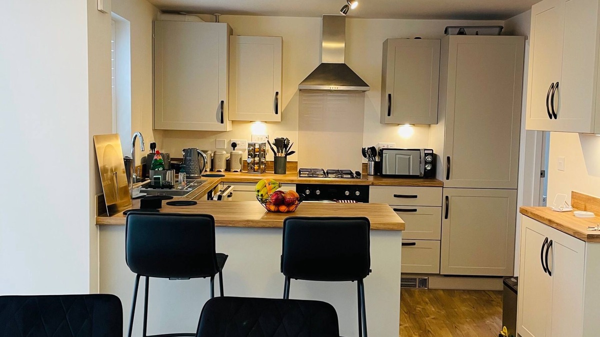 Burton Latimer House | House-Sleeps 8-Parking-Garden-Country Surroundings