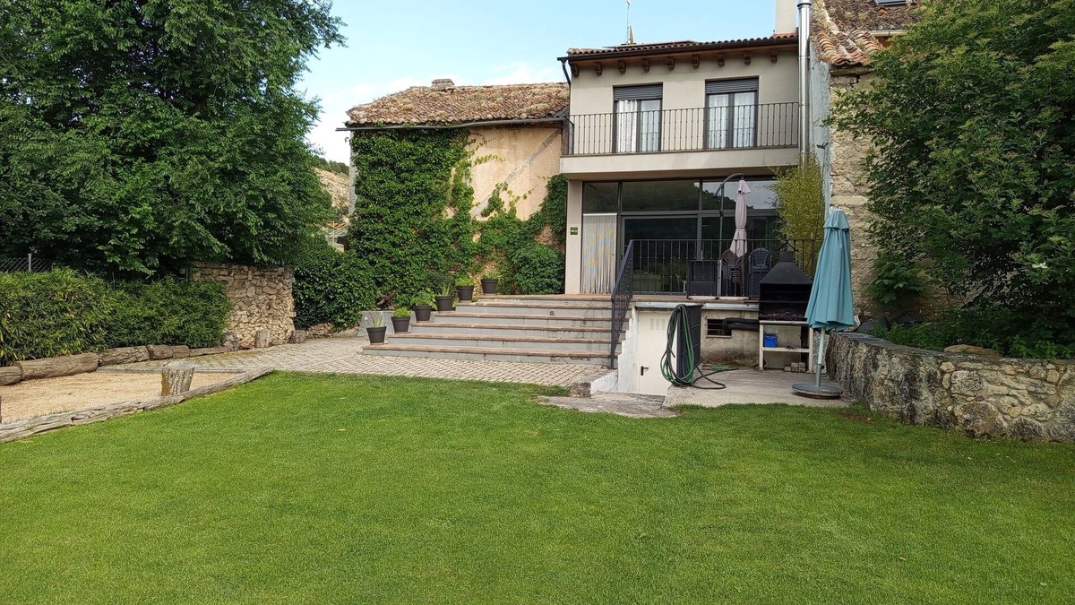 Pradena Cottage | House the three walnuts