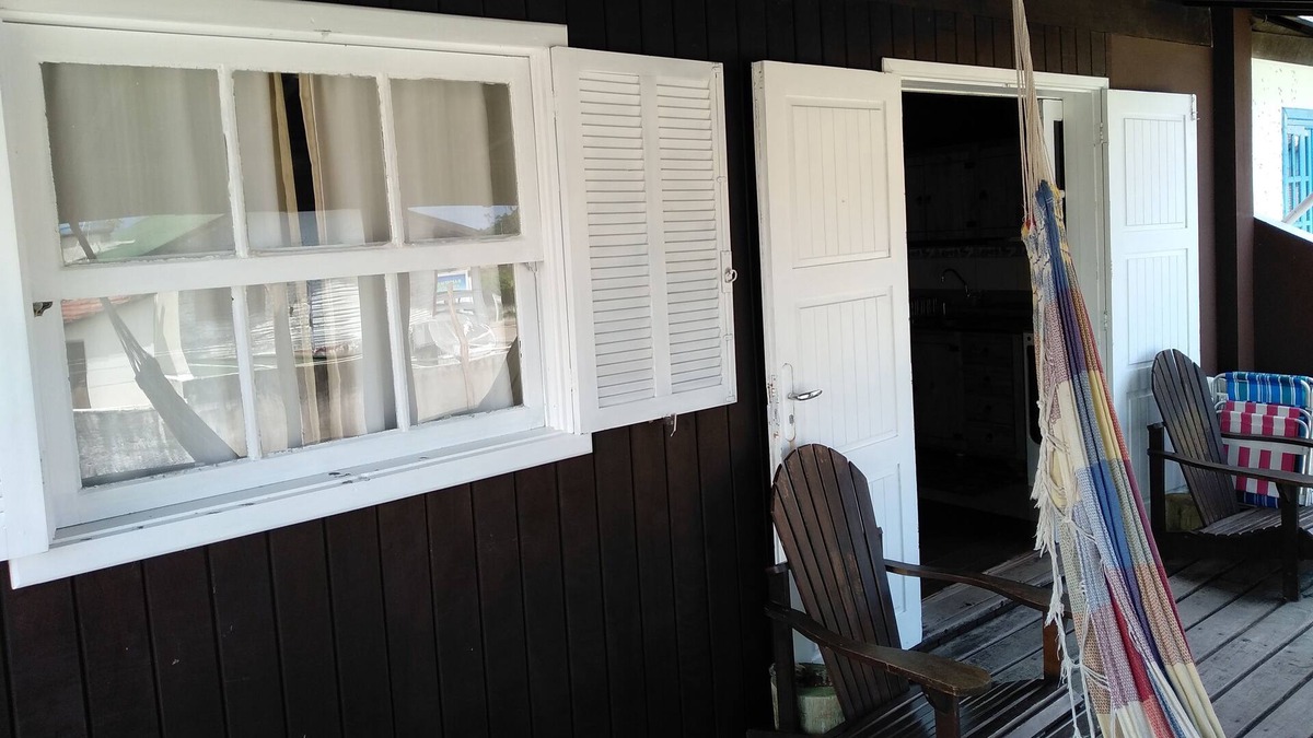 Quatro Ilhas Ski Chalet | House to 50 mt beach of 4 Islands, with view.