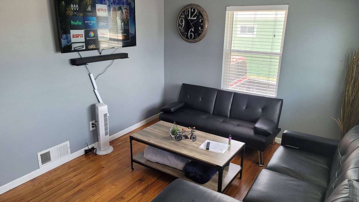 Lincoln House | House To Yourself! Parking, WIFI, Pets allowed!