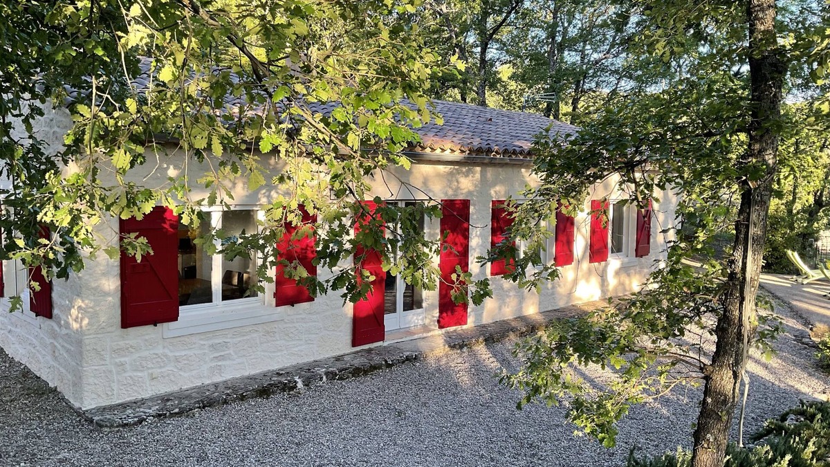 Apt House | House under the oaks with a pool, peace, and serenity