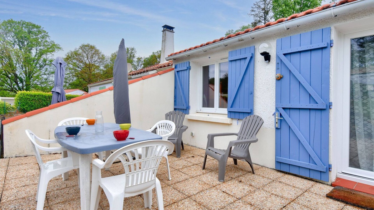 Saint-Maixent-sur-Vie Ski Chalet | House with garden for 4, St Maixent sur Vie