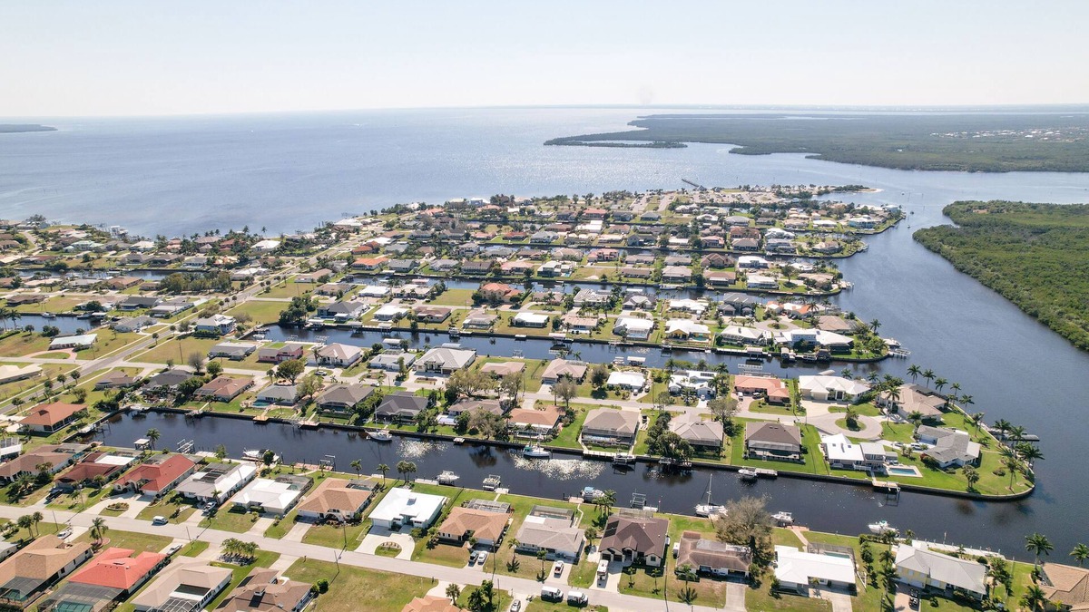 Edgewater House | House With A Boat - Boat, Heated Pool, Kayaks