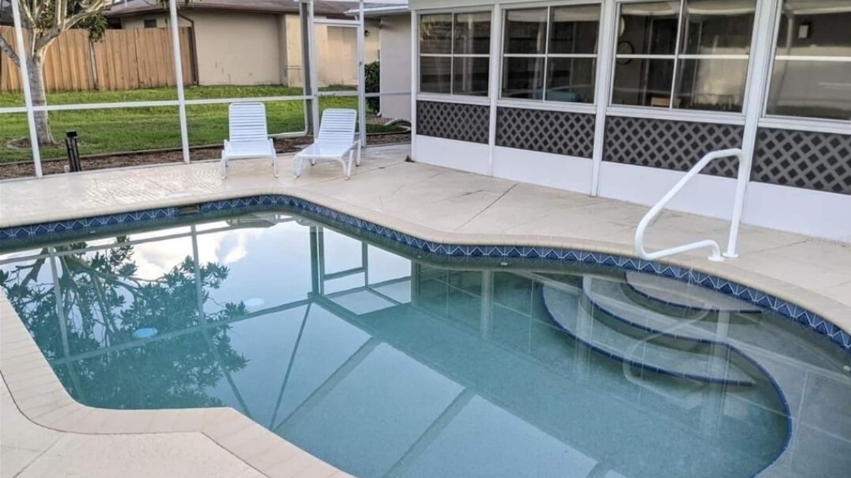 Port Charlotte House | House with a heated pool