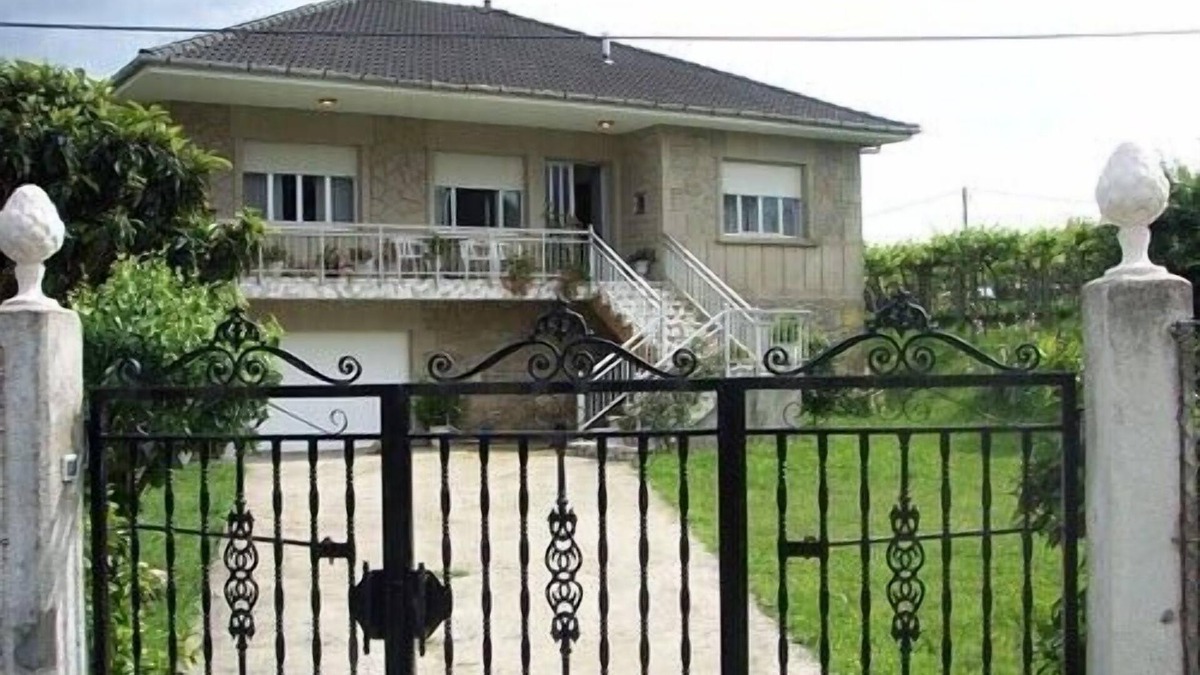 Rianxo Villa | HOUSE WITH CLOSED ENCLOSURE, GARDEN, GARDEN, 3 BEDROOMS 2600 METERS FROM THE BEACH