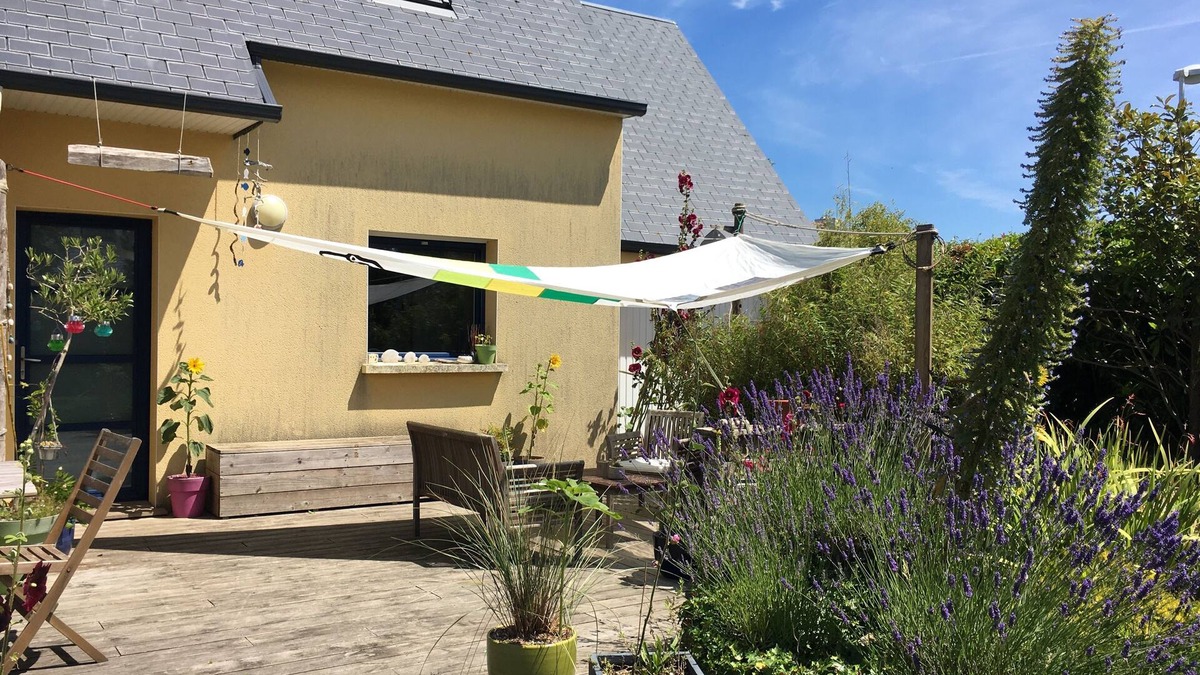 Ploudalmezeau House | House with colorful touches, family-run, near the sea