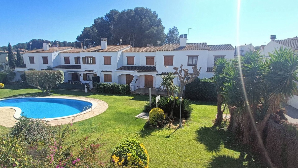 L'Escala House | HOUSE WITH COMMUNITY POOL 1KM FROM EMPURIES BEACHES