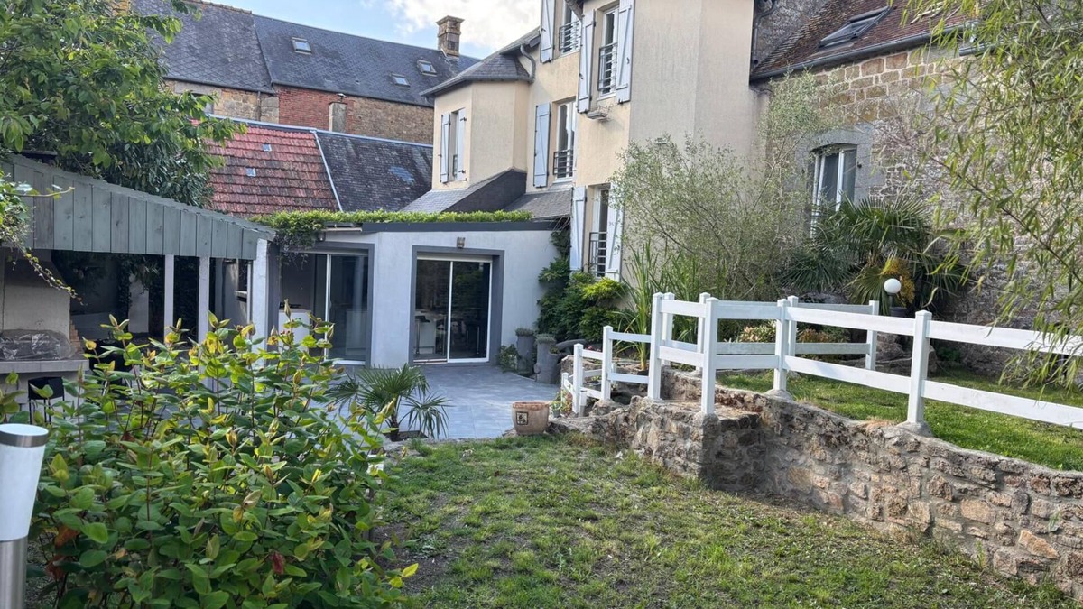 Carrouges House | House with enclosed garden in the center of town. Pets welcome.