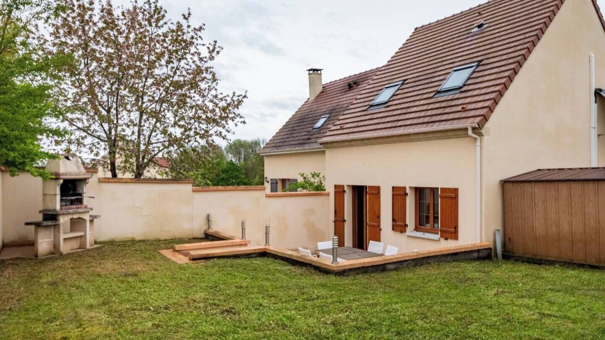Bonnieres-sur-Seine House | House with terrace and garden near Giverny.