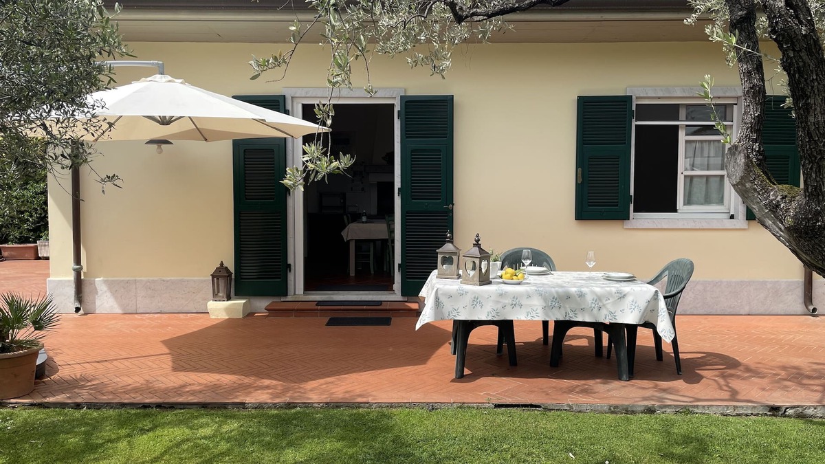 Marina di Carrara House | House with garden