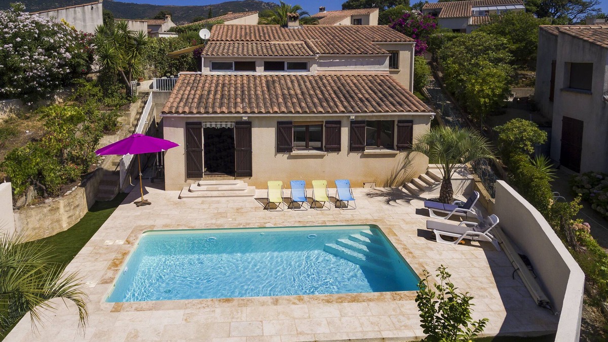 Mezzavia House | House with garden