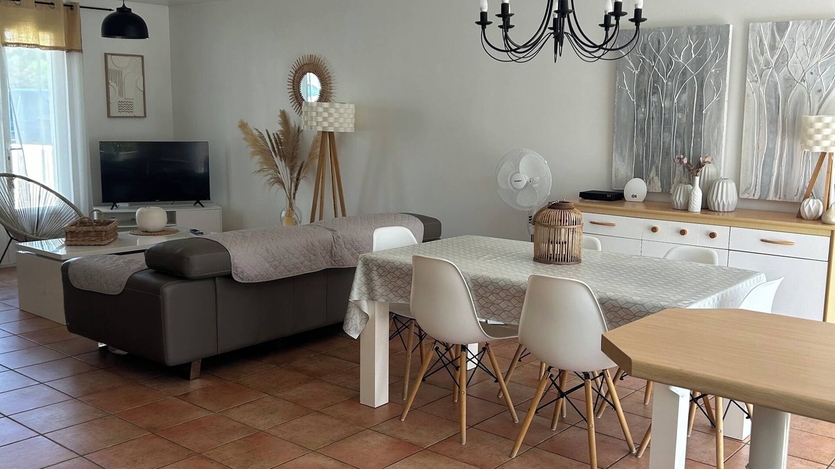 Perigny House | House with garden