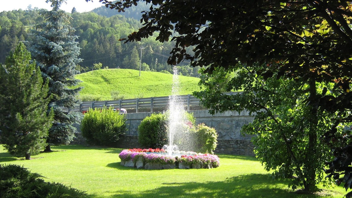 Gignod Apartment | House with garden in central location for visiting Aosta Valley