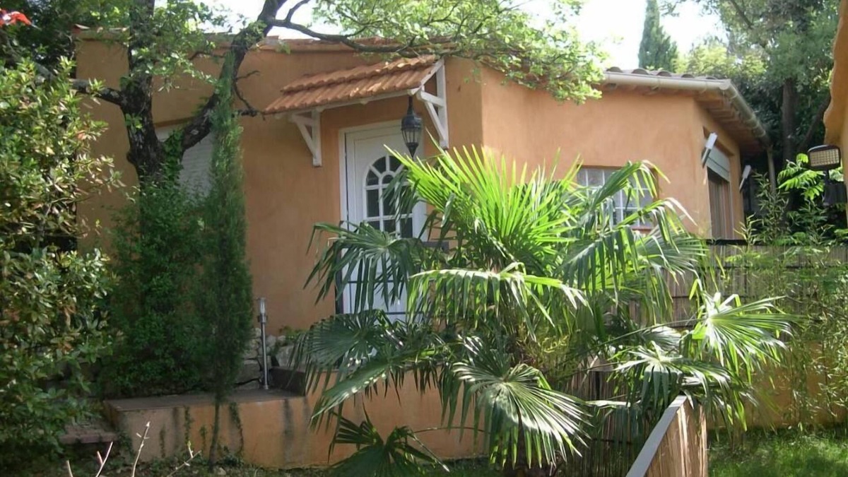 Rocbaron House | House with garden in quiet