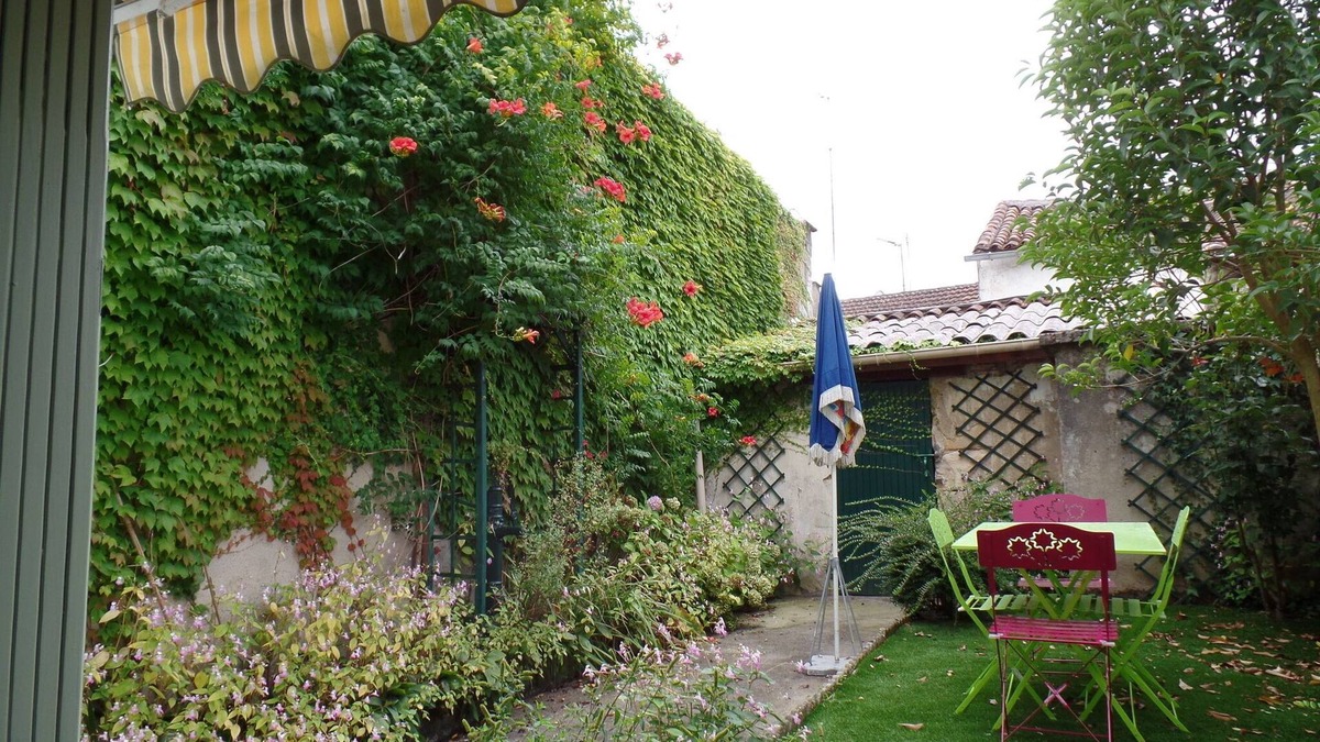 Bergerac House | House with garden not overlooked in Bergerac quiet