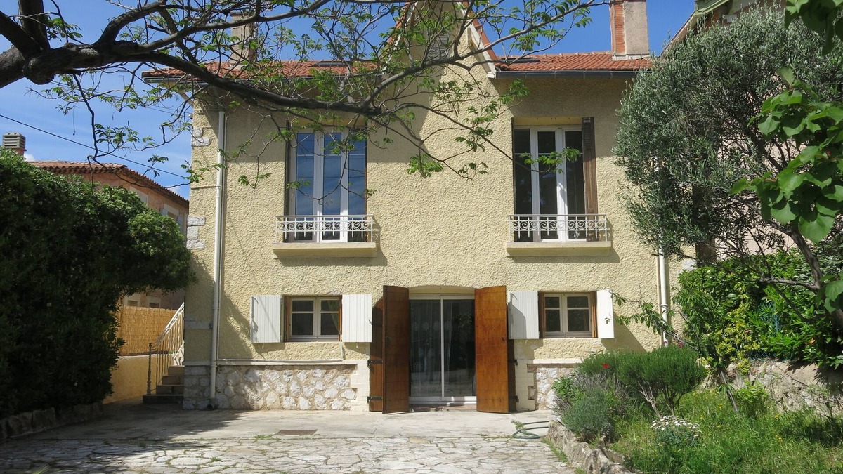 Montolivet House | House with garden on a hill