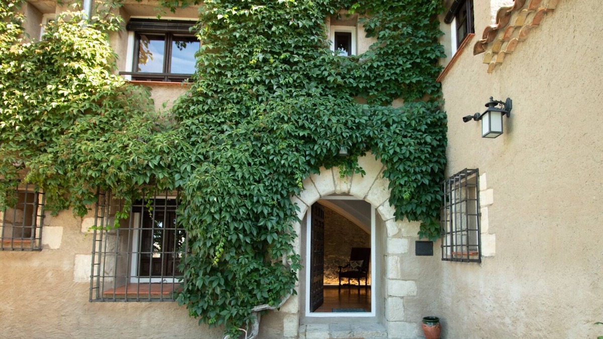 Old Town Cottage | House with garden, pool and private parking in the historic heart of Cuenca