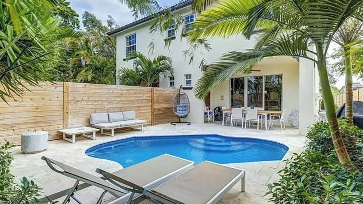 Lake Ridge House | House with Heated Pool, Mins to Dining & the Beach
