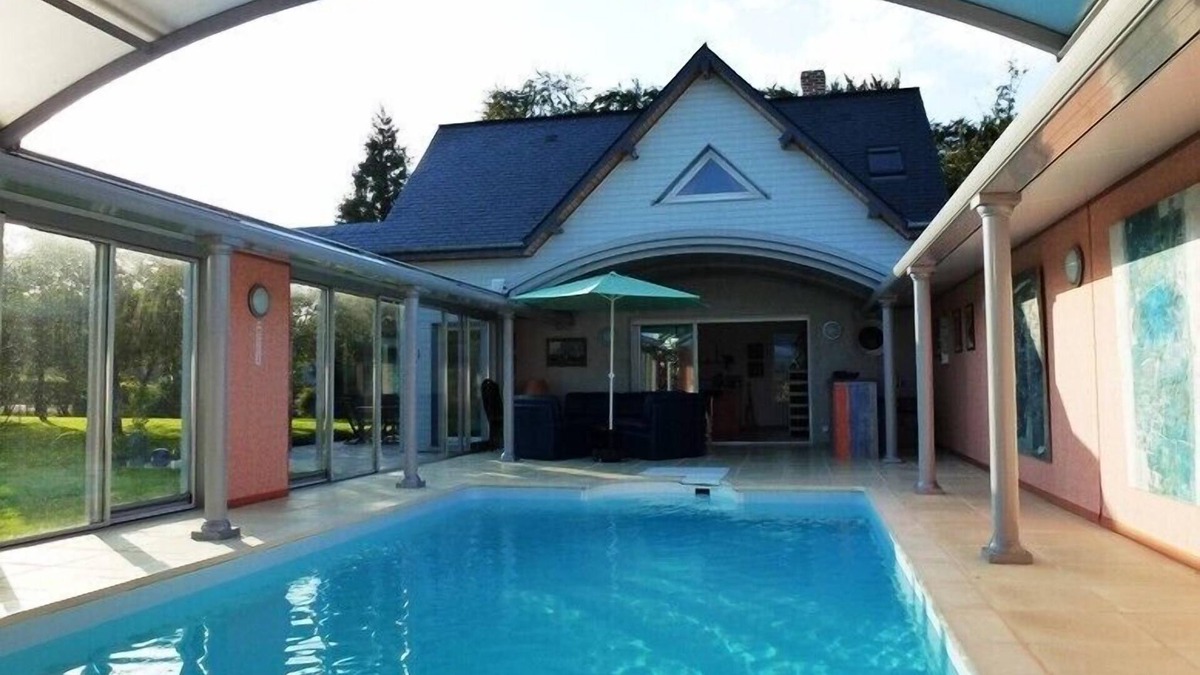 Limpiville House | House with indoor pool heated throughout the year