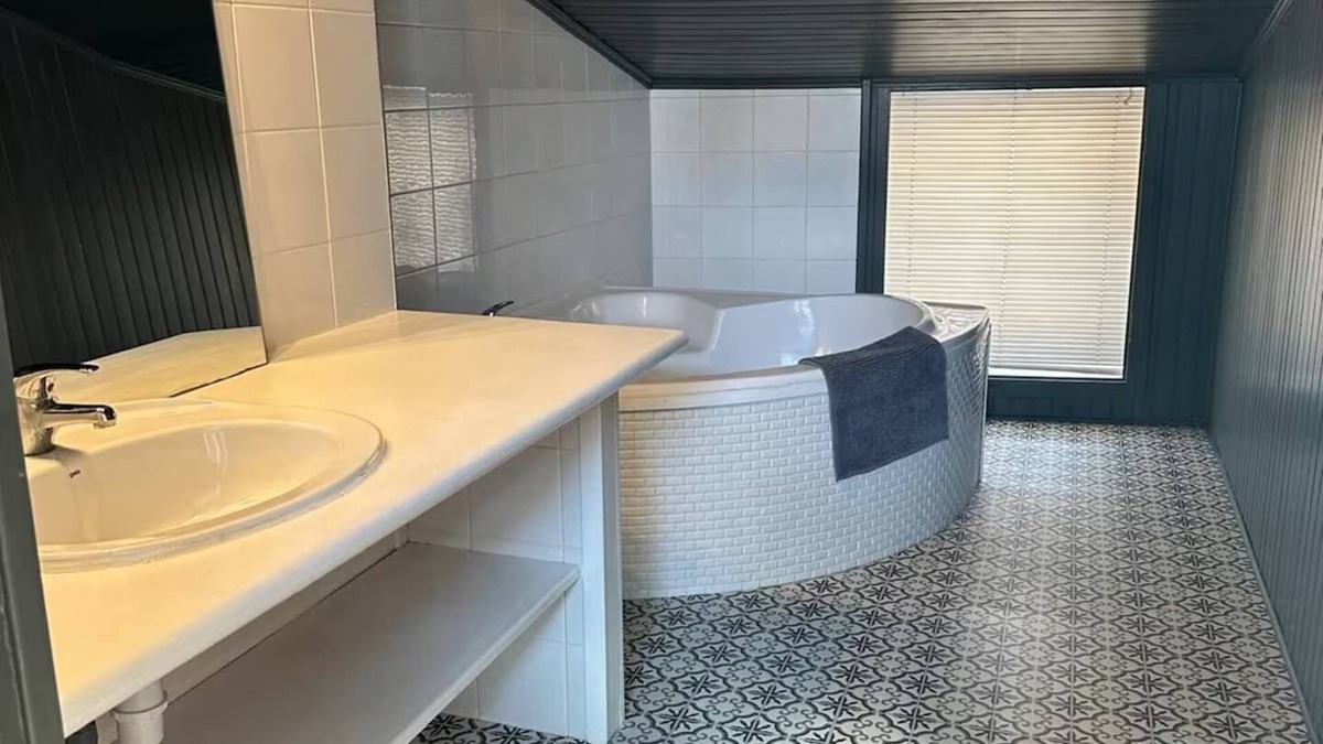 Bourgoin-Jallieu House | House with Jacuzzi, hypercentre, BBQ terrace and private studio