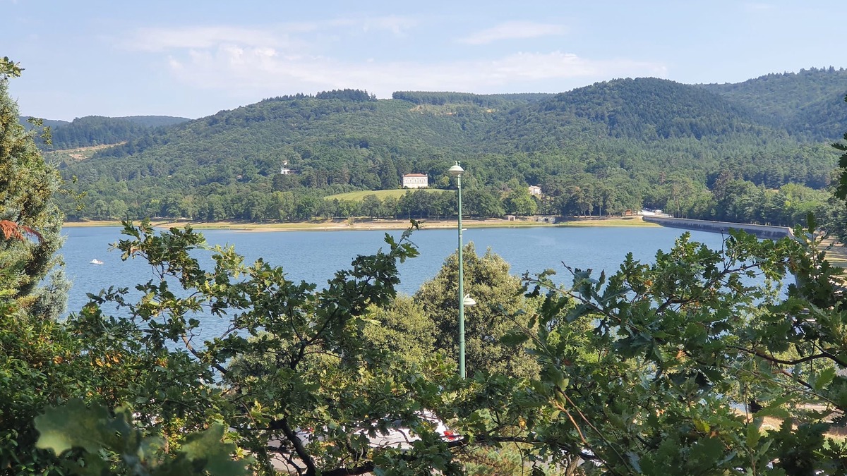 Revel House | House with lake view
